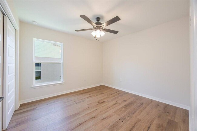 Building Photo - 1164 Fairway Dr