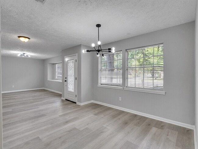 Building Photo - 3202 Lakehaven Dr