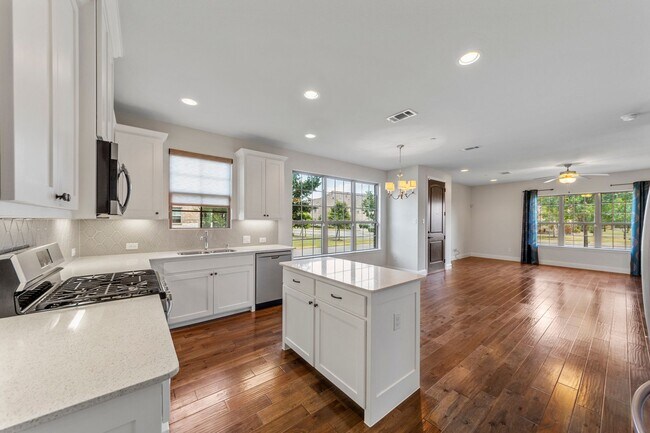 Building Photo - Luxury Townhouse