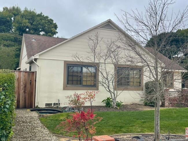 Building Photo - Indoor/outdoor living, spacious 4/2 on a quiet street in Mills Estates