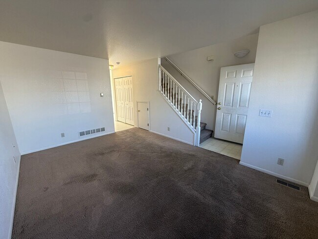 Building Photo - 2 Bed 1.5 Bath Townhouse End Unit in North Central Loveland
