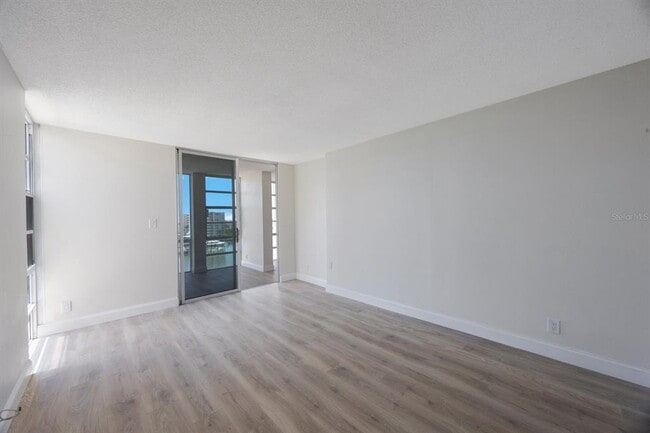 Building Photo - 7400 Sun Island Dr S