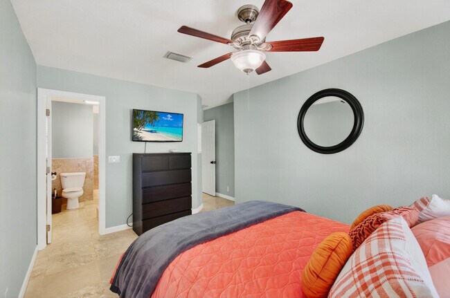 Building Photo - 7076 Middlebury Dr