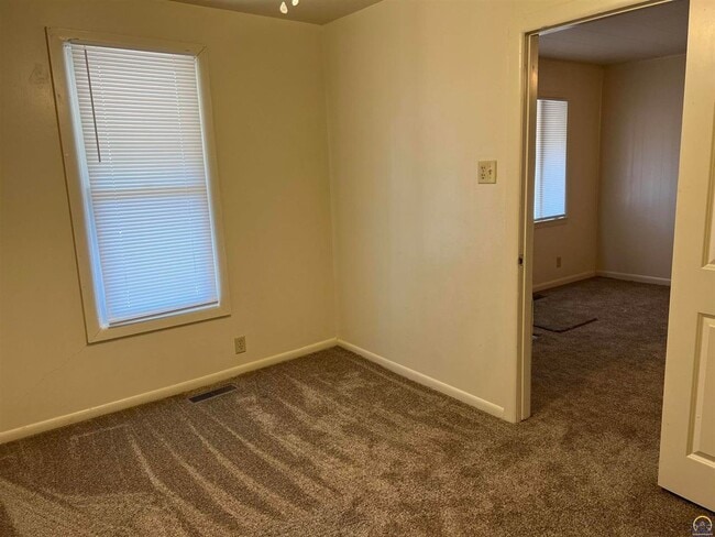 Building Photo - **Available Immediately** 4 bedroom / 1 bath home located near Washburn University