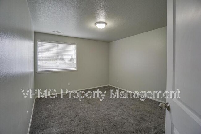 Building Photo - 9819 NE 86th St
