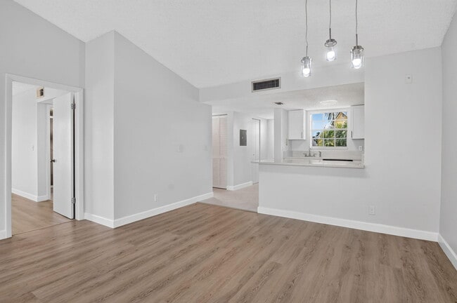 Building Photo - 6323 La Costa Dr
