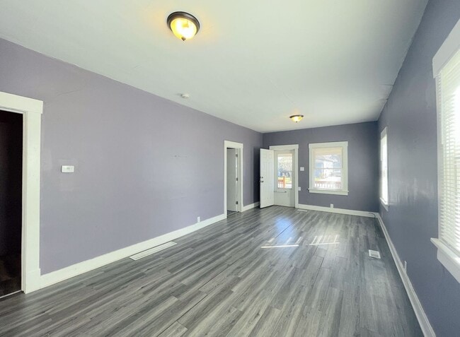 Building Photo - 2 bedroom home with garage