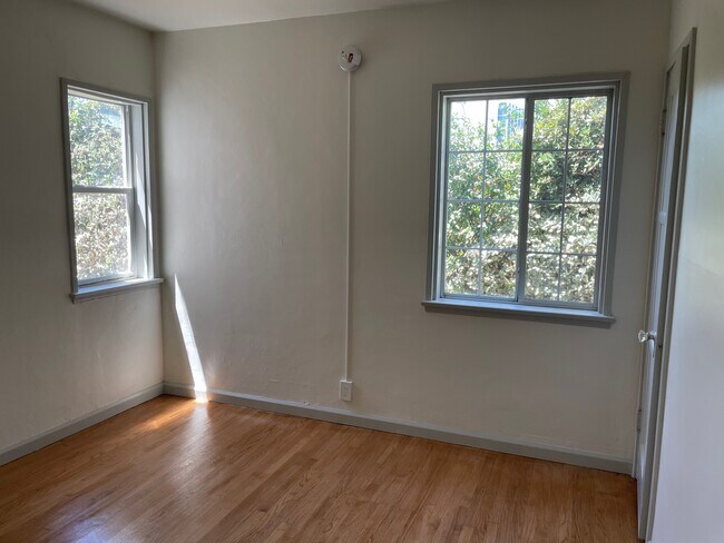 Building Photo - 14550 Moorpark St