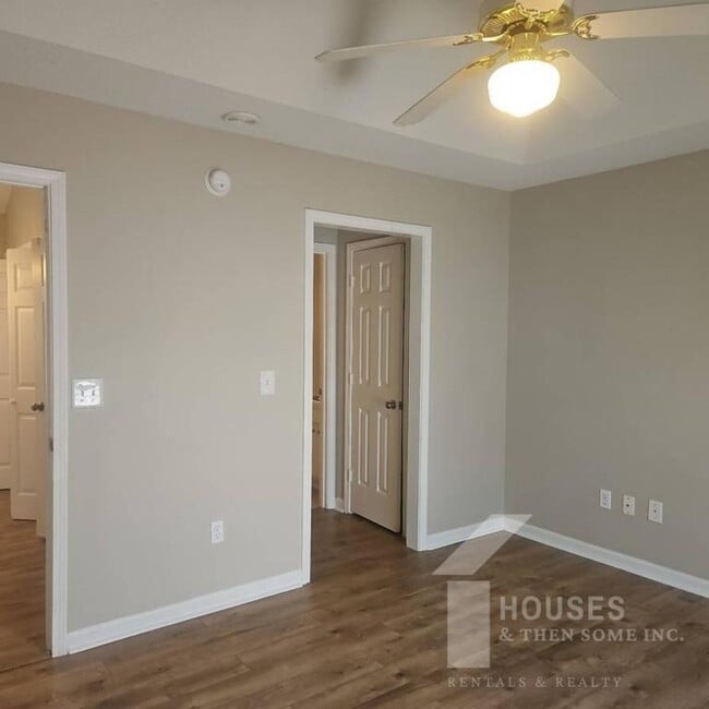 Building Photo - 403 Fairdale Dr