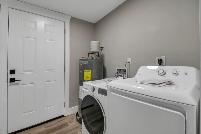 Building Photo - 3 BED | 2 BATH | REAR OFF-STREET PARKING |...