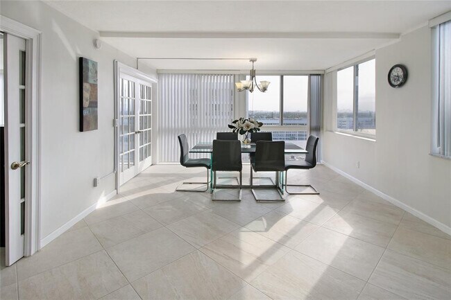 Building Photo - 3100 NE 49th St