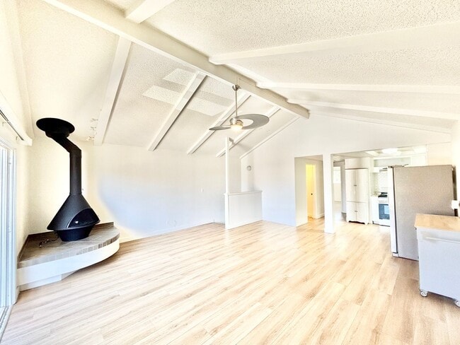 Building Photo - Oxnard | UPDATED | 2 Bed + 1 Bath- Upper u...