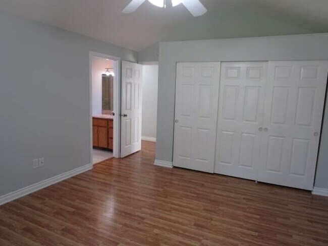 Building Photo - 4 Bedroom, 2.5 Bathroom Artondale area home