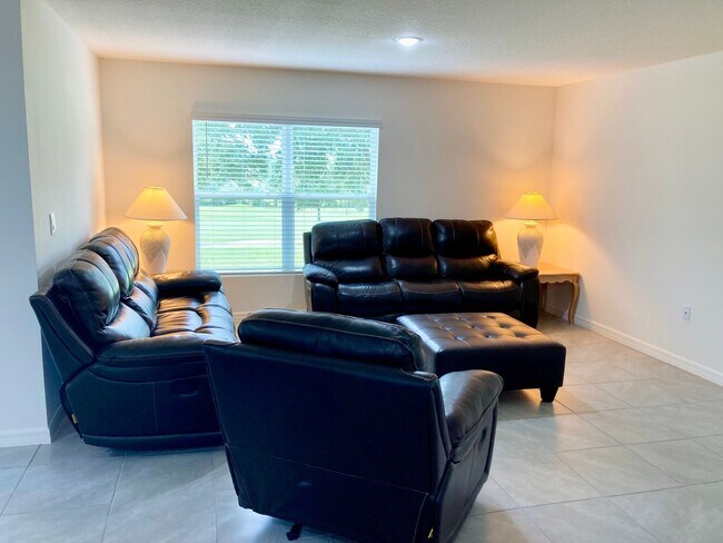 Building Photo - Golf Course Home!