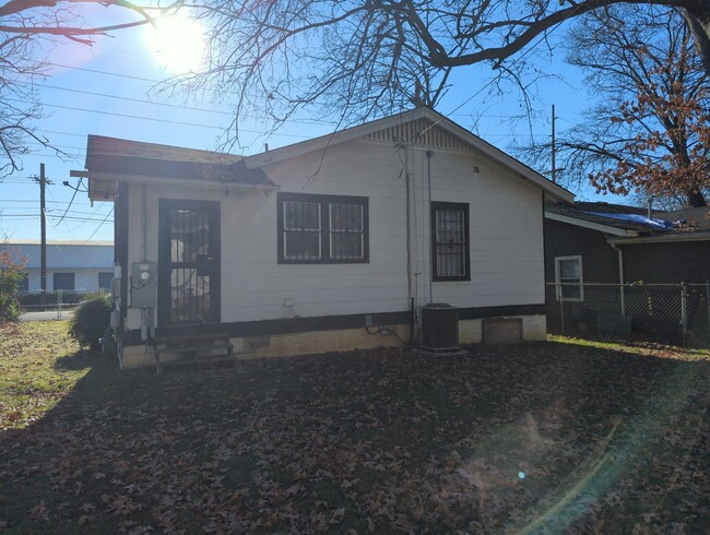 Building Photo - 2 Bedroom House Available Near Highland Park