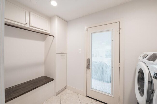 Building Photo - 1407 Lakecliff Dr