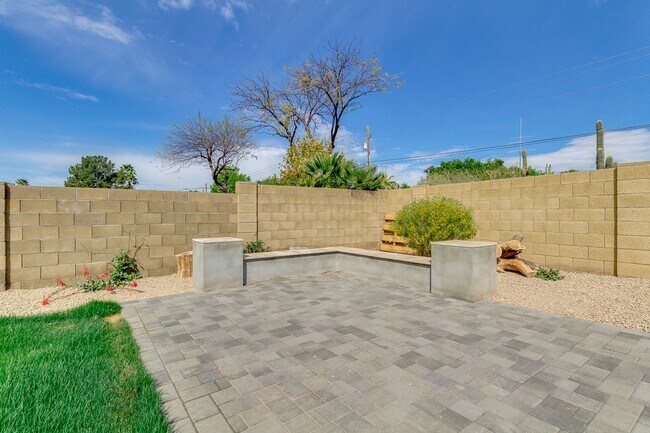 Building Photo - 4314 E Juanita Ave