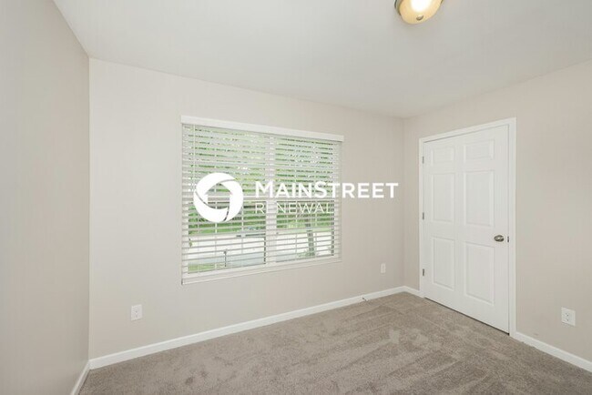 Building Photo - 3 Bedroom Pet-Friendly Home in LOUISVILLE, KY with Main Street Renewal