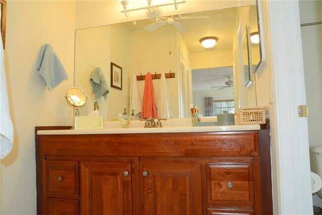 Building Photo - 6499 Bay Club Dr