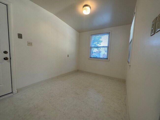 Building Photo - Cute 2 bed/1 bath Duplex in East Sac!!
