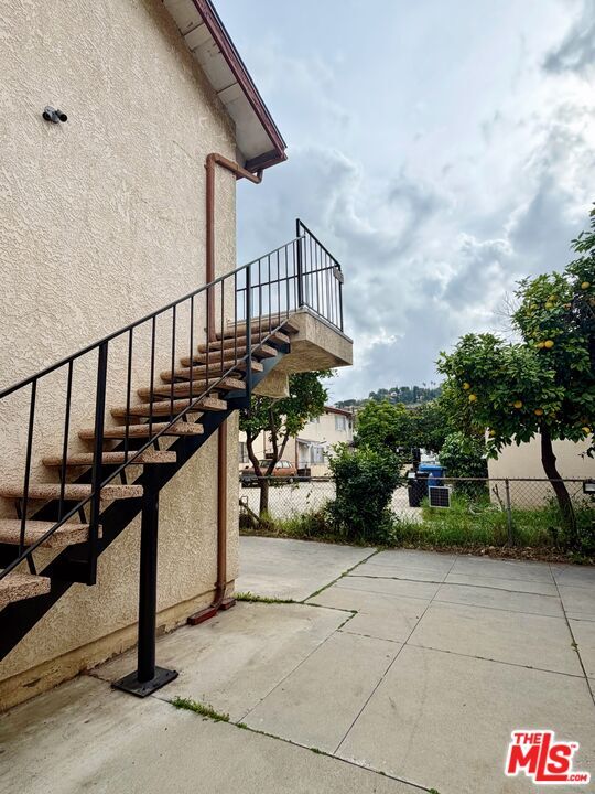 Building Photo - 207 E Ave 39