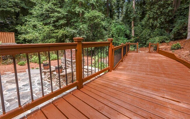 Building Photo - 2908 N Hills Dr NE