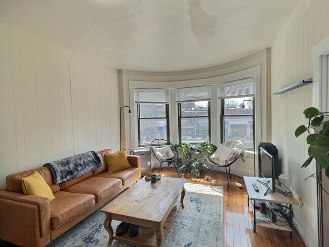 Building Photo - 1390 Beacon St