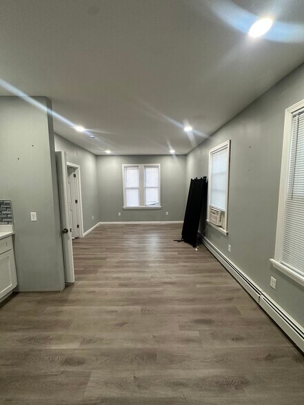 Primary Photo - 406 Cahill St