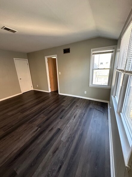 Building Photo - 929 E Clarke St