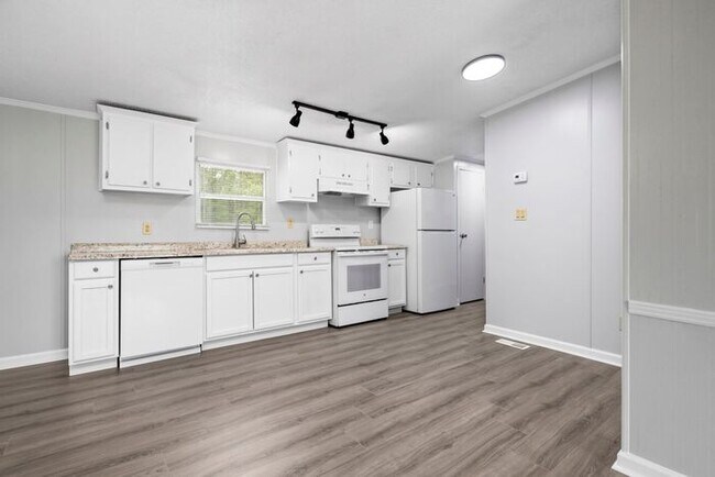 Building Photo - 3 Bed 2 Bath Home Close to Fort Bragg