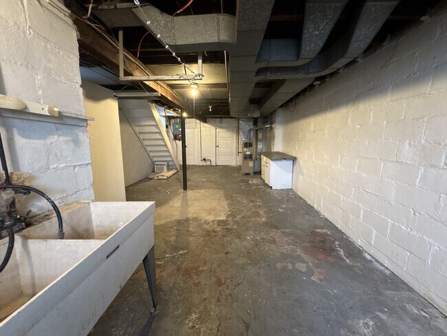 Building Photo - 2932 Pyramid Ave