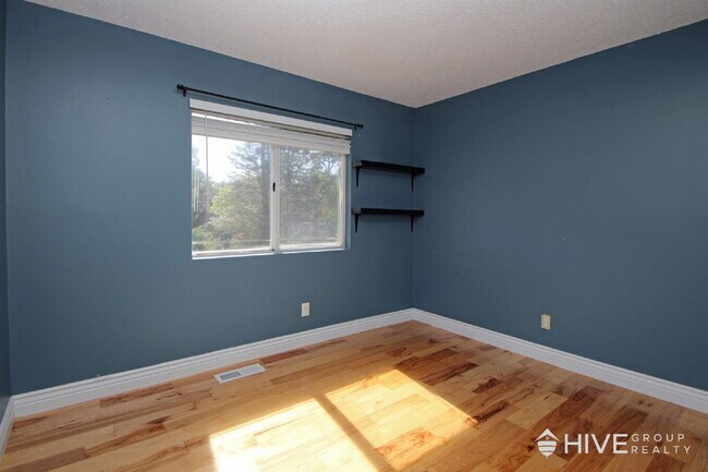 Building Photo - Bright and Spacious Home with a Fantastic ...