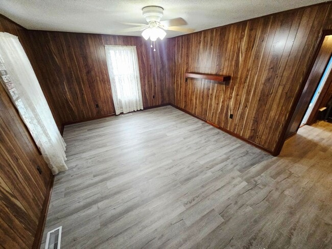 Building Photo - Charming Rental Opportunity in Burlington