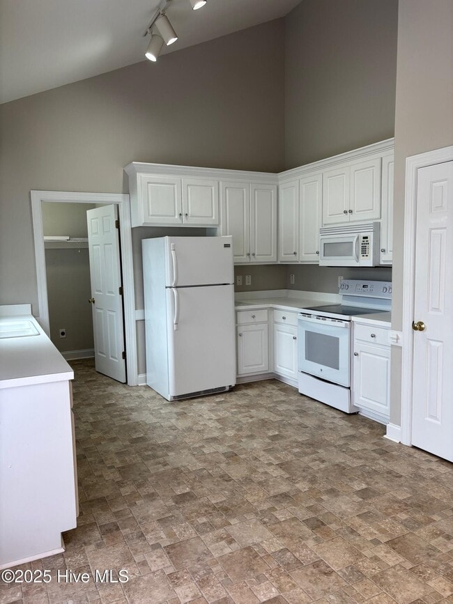 Building Photo - 2637 Camille Dr