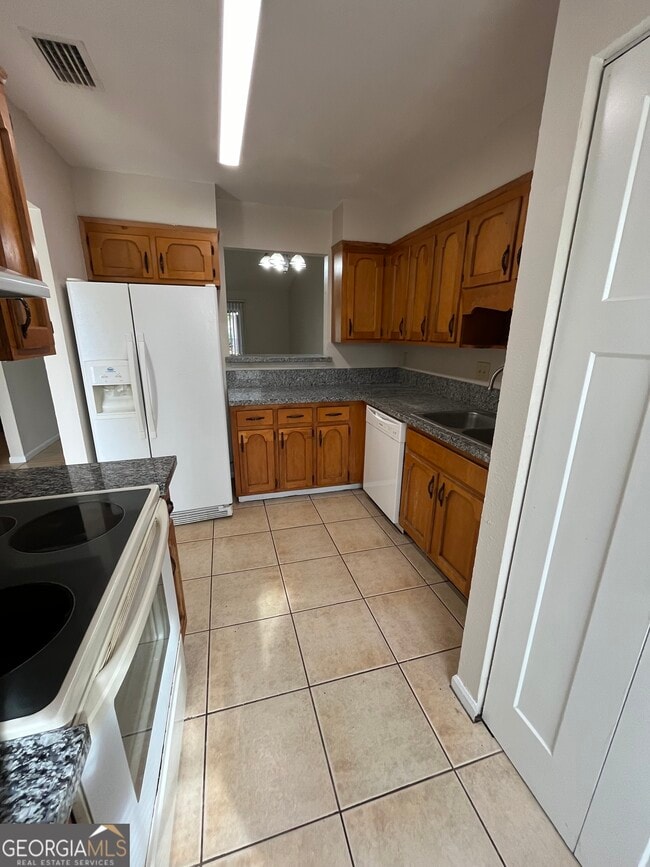 Building Photo - 121 Admiral's Walk Dr