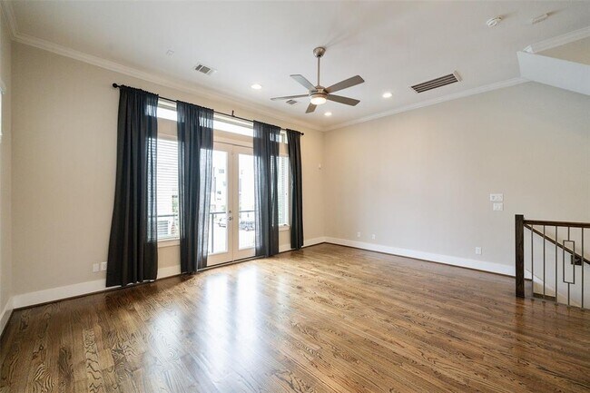 Building Photo - 5815 E Post Oak Ln