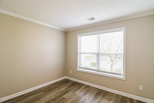 Building Photo - 1500 Riverbrooke Way NE