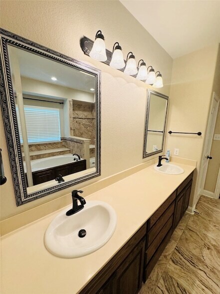 Building Photo - 1713 Fair Oaks Ln