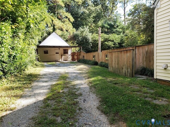 Building Photo - 1319 Devers Rd