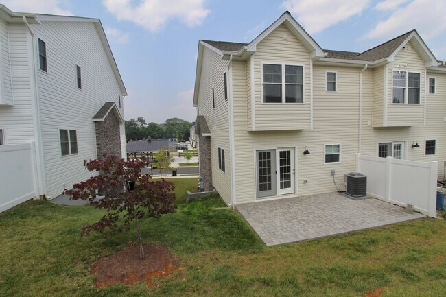 Building Photo - Large 3 level large end unit townhome with...