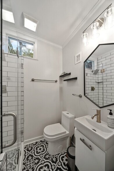 04_Bathroom - 4003 Devine St