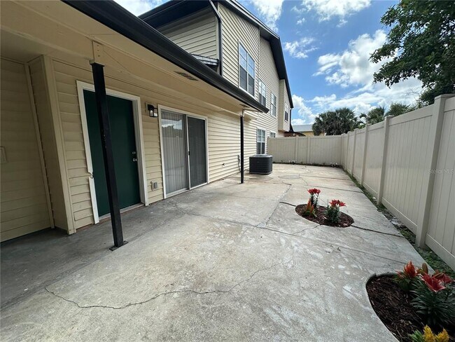 Building Photo - 1817 Townhall Ln