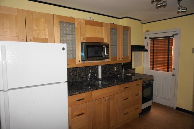 Building Photo - Charming 2 Bedroom Townhome in Upper Fells...