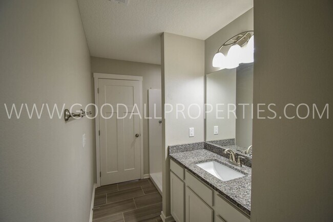 Building Photo - 2 Bedroom 2.5 Bath 2 car garage Townhome in Ankeny