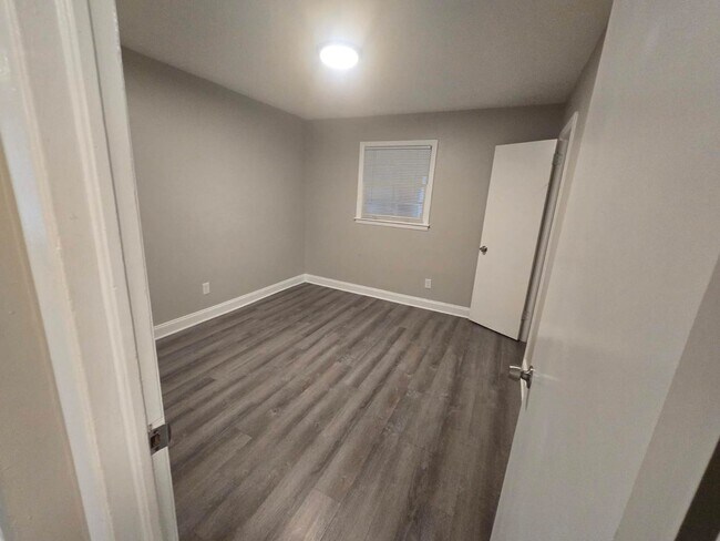 Building Photo - 810 Crestwood Terrace