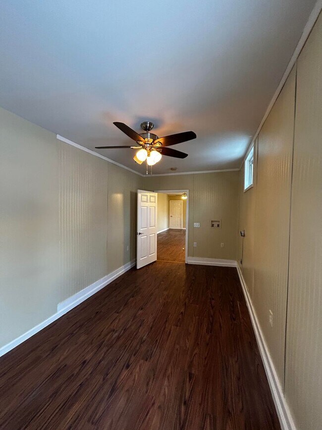 Building Photo - 552 Main St