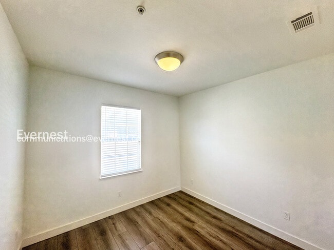Building Photo - 650 Summer Ln
