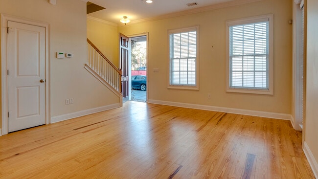 Building Photo - 407 E Hull St