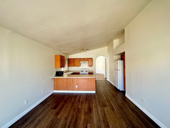 Building Photo - Decatur & Blue Diamond