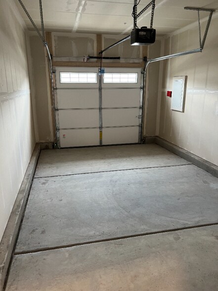 Building Photo - 3040 Vaughn Wy